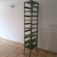 Scaffale artigianale in legno con ruote