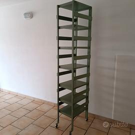 Scaffale artigianale in legno con ruote