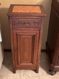 Comodino in legno