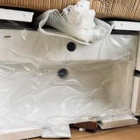 Lavandino e rubinetto ottone ancora imballati