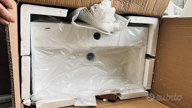 Lavandino e rubinetto ottone ancora imballati