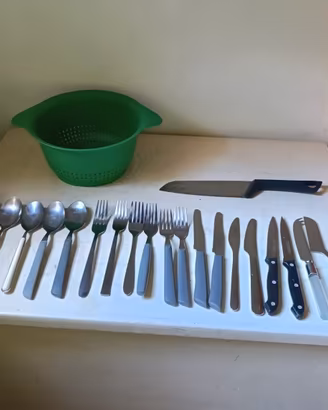 Set da cucina: set di coltelli e posate vari e sco
