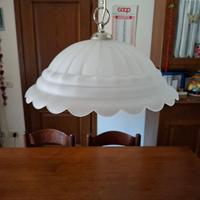 Lampadario in stile classico in vetro bianco