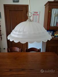 Lampadario in stile classico in vetro bianco
