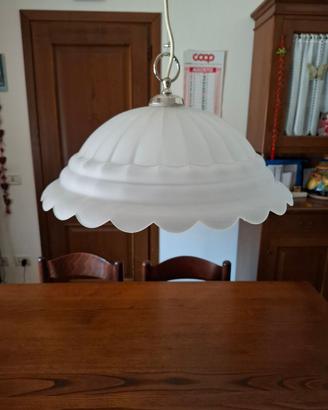 Lampadario in stile classico in vetro bianco