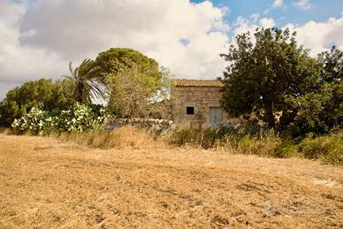 Marina di Ragusa - Contrada Camemi - Magazzino + T