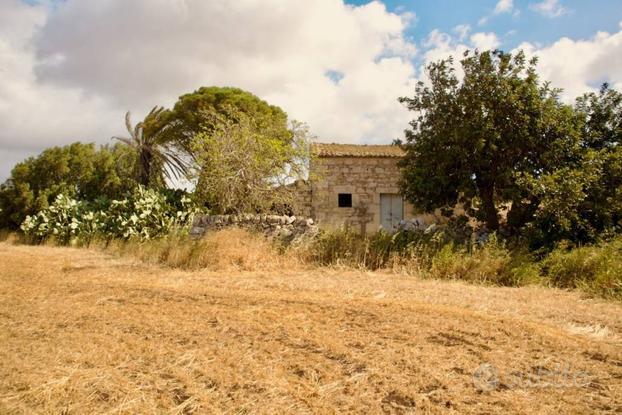 Marina di Ragusa - Contrada Camemi - Magazzino + T