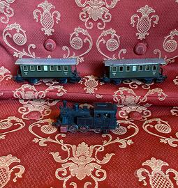 Antico gioco trenino elettrico locomotiva vagoni