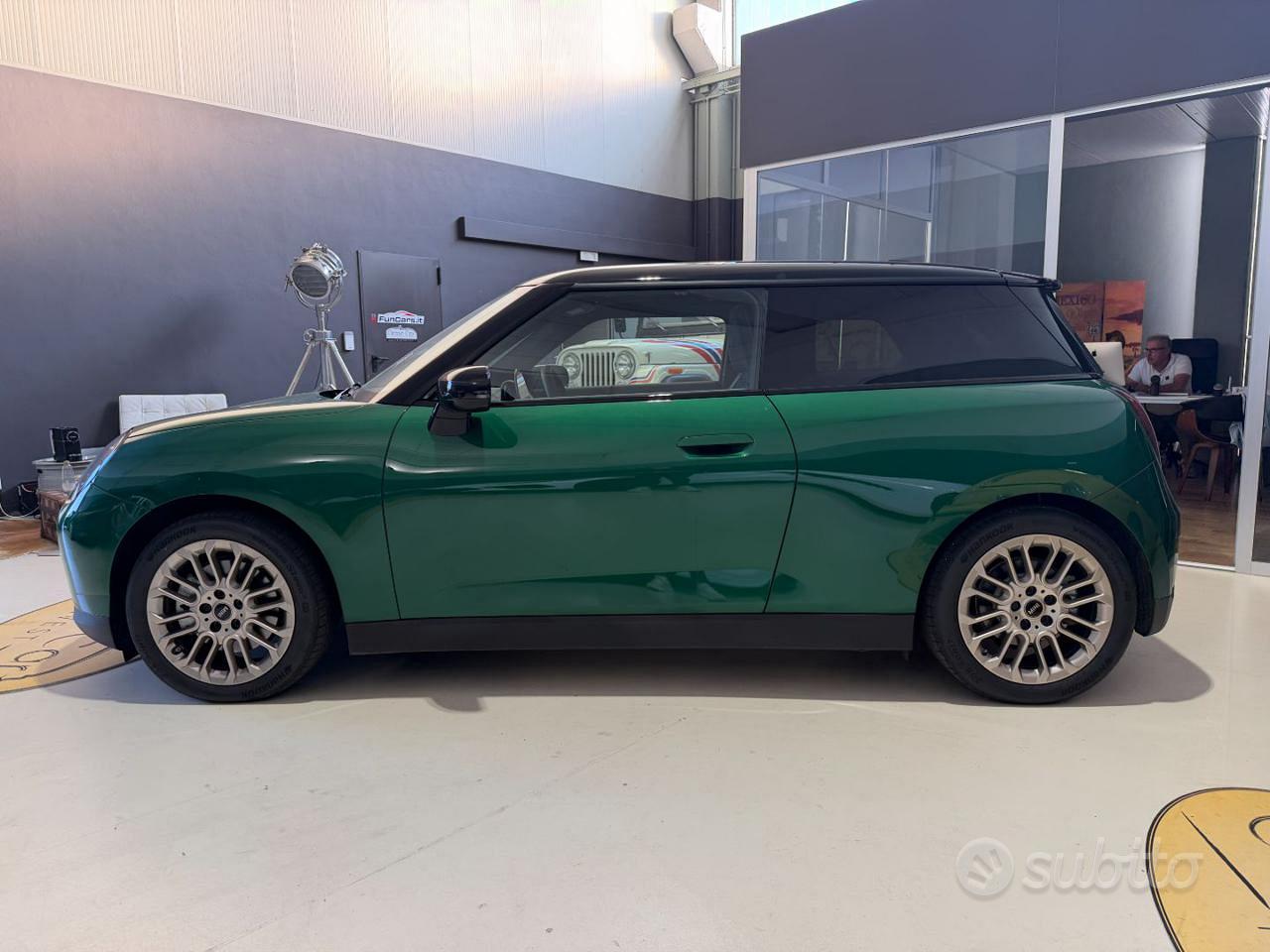 MINI COOPER E Favorite British Racing Green 40.7 kWh 184ch - Toit panoramique - Cuir - Carplay - 8 900 km