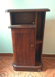 Mobiletto in legno con sportello