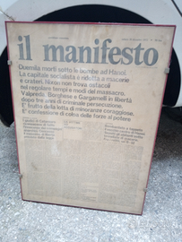 Quadro con foglio di giornale IL MANIFESTO 1972