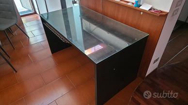 scrivania con piano in vetro