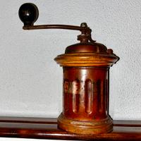 Antico macina caffè