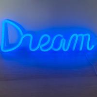 insegna al neon scritta dream