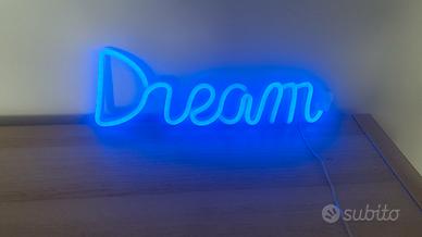 insegna al neon scritta dream