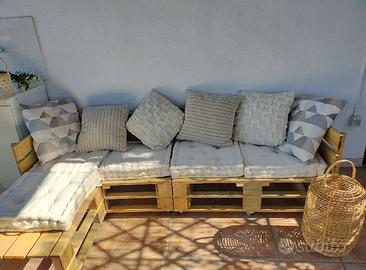 Divano da esterno in pallet con cuscini