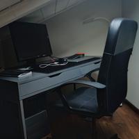 scrivania da ufficio e sedia da ufficio imbottita