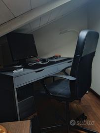 scrivania da ufficio e sedia da ufficio imbottita