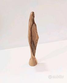 Madonna stilizzata, realizzata in legno. Alta 19 c