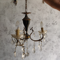 Lampadario vintage con rifiniture in foglie d'oro