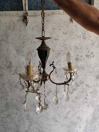 Lampadario vintage con rifiniture in foglie d'oro