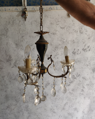 Lampadario vintage con rifiniture in foglie d'oro