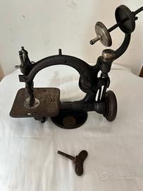 Macchina da cucitura antica