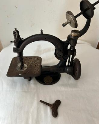 Macchina da cucitura antica