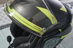 Coppia caschi moto uomo donna con interfono