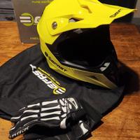 Casco e guanti cross enduro