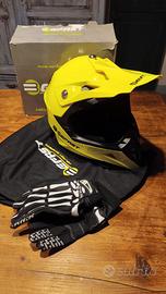 Casco e guanti cross enduro