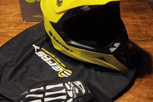 Casco e guanti cross enduro
