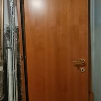 Porta in legno con maniglia e telaio