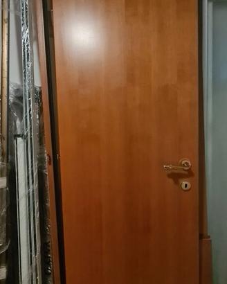 Porta in legno con maniglia e telaio