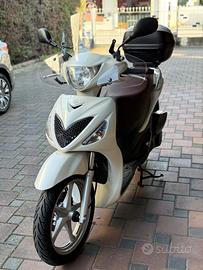 Suzuki sixteen 125 con bauletto