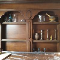 Stupendo bar con sgabelli in legno massiccio