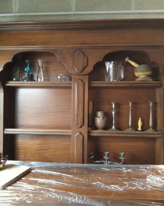 Stupendo bar con sgabelli in legno massiccio