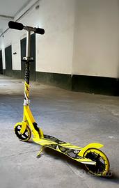 Monopattino a due ruote giallo