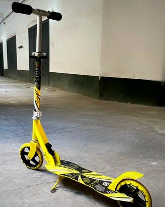 Monopattino a due ruote giallo