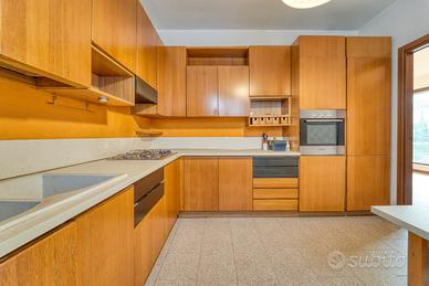 Cucina angolare completa con elettrodomestici