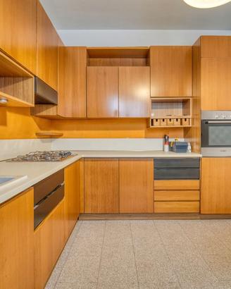 Cucina angolare completa con elettrodomestici