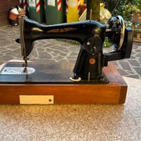 Macchina da cucire di antiquariato a manovella