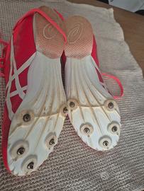 Scarpa asics sportiva chiodata per atletica