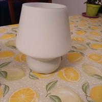 Lampada da tavolo dal design moderno e minimalista