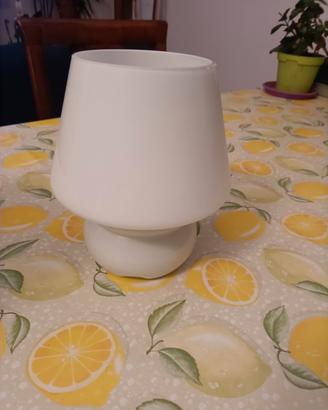 Lampada da tavolo dal design moderno e minimalista