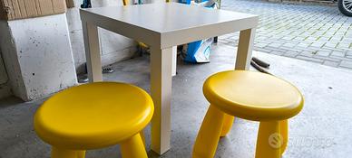 Tavolino e sgabelli