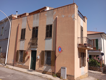 Casa indipendente su tre livelli zona centrale
