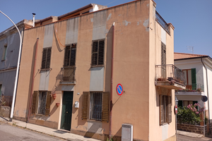 Casa indipendente su tre livelli zona centrale