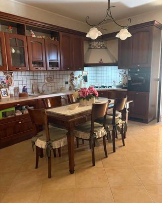 cucina tavolo sedie cristalliera 