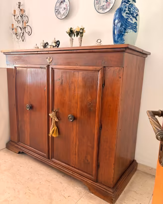 Grande credenza/dispensa antica in legno